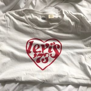 Levi’s Tee❣️